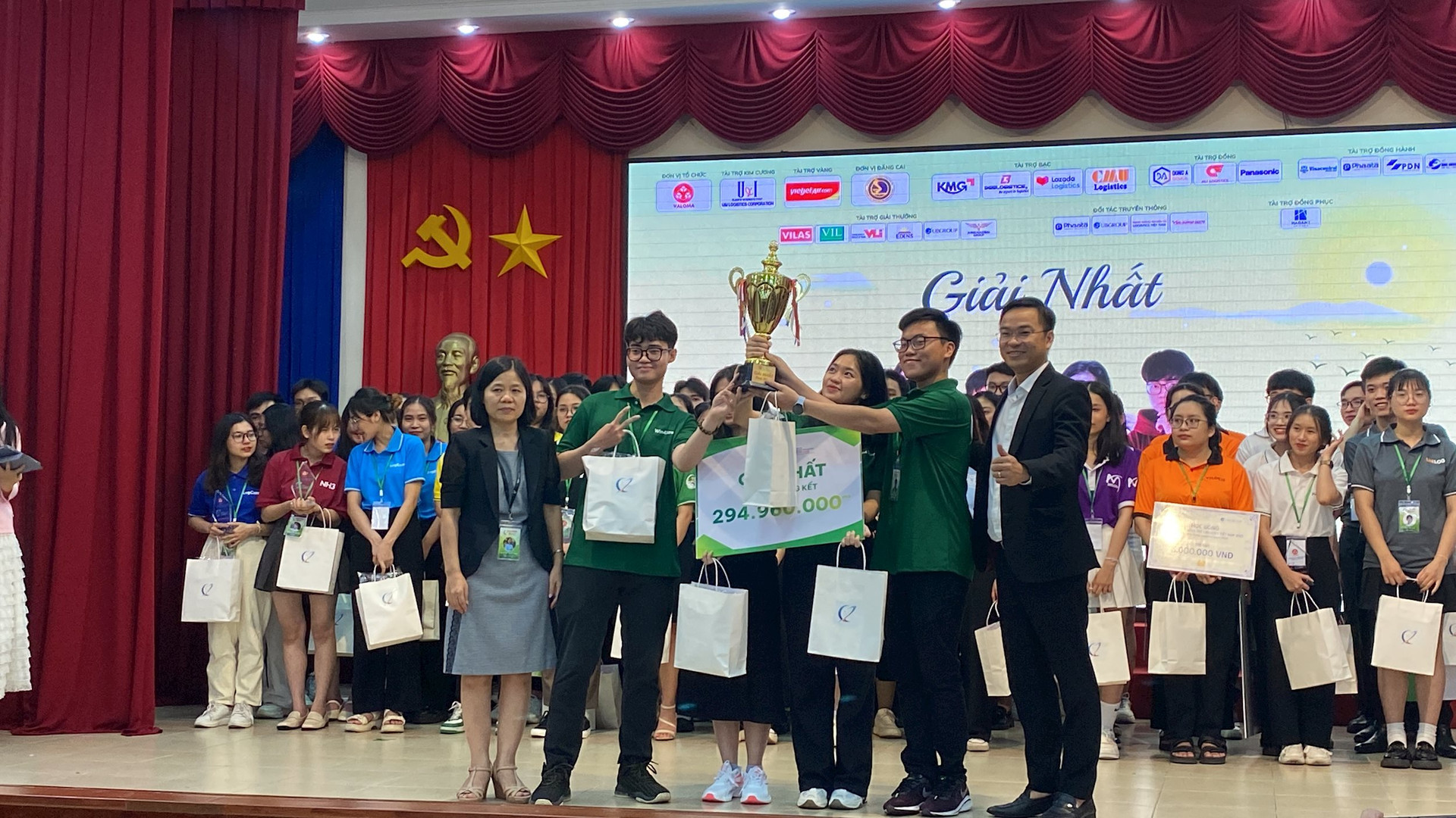 WIN4SURE - Trường Đại học Quốc tế, ĐHQG TP. HCM giành Quán quân Viet Nam Young Logistics Talents 2023